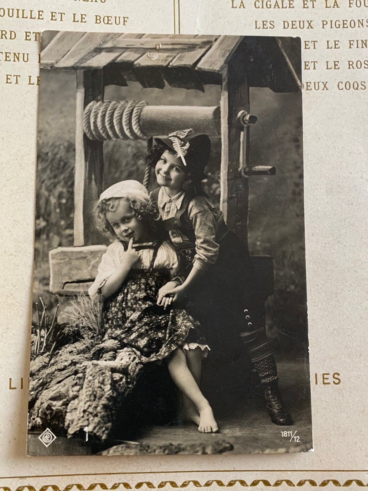 1908 Kindjes in klederdracht bij de waterput (NN), Ophalen of Verzenden, Voor 1920, Gelopen, Kinderen