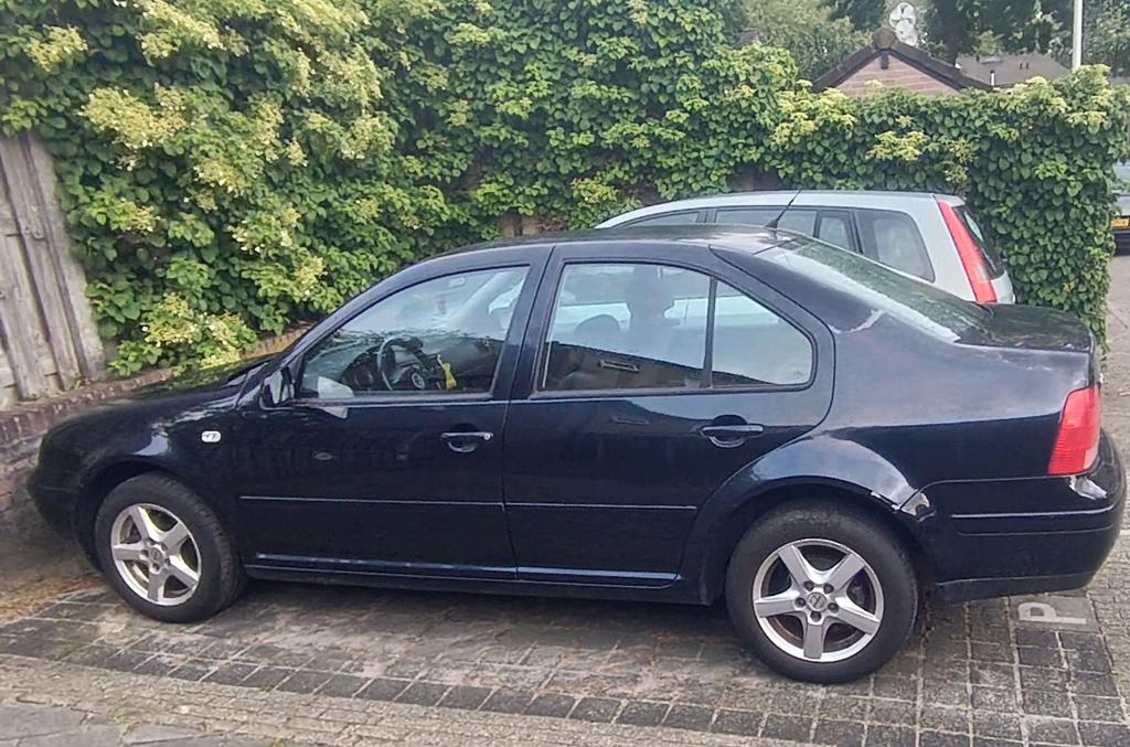Volkswagen Bora 1.6 16V 77KW 2003 Blauw, Auto's, Volkswagen, Bora, 4 cilinders, Blauw, 1200 kg