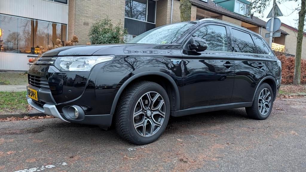 Mitsubishi Outlander 2.0 PHEV 4WD Leder Instyle+ Executive, 1998 cc, Navigatiesysteem, Outlander, Zwart