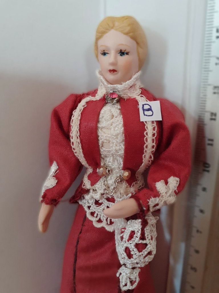 ouder popje porselein, hand gekleed nieuw, Verzamelen, Poppenhuizen en Toebehoren, Ophalen of Verzenden, Nieuw, Poppenhuis