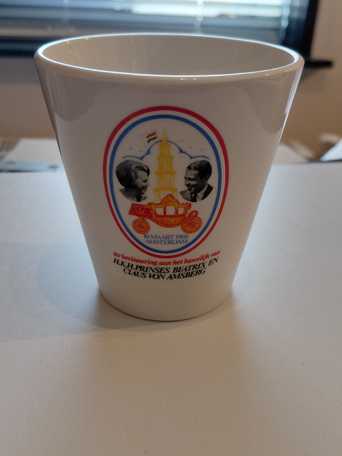 Herinneringsbeker Huwelijk Beatrix & Claus 1966, Ophalen of Verzenden, Zo goed als nieuw, Nederland, Servies