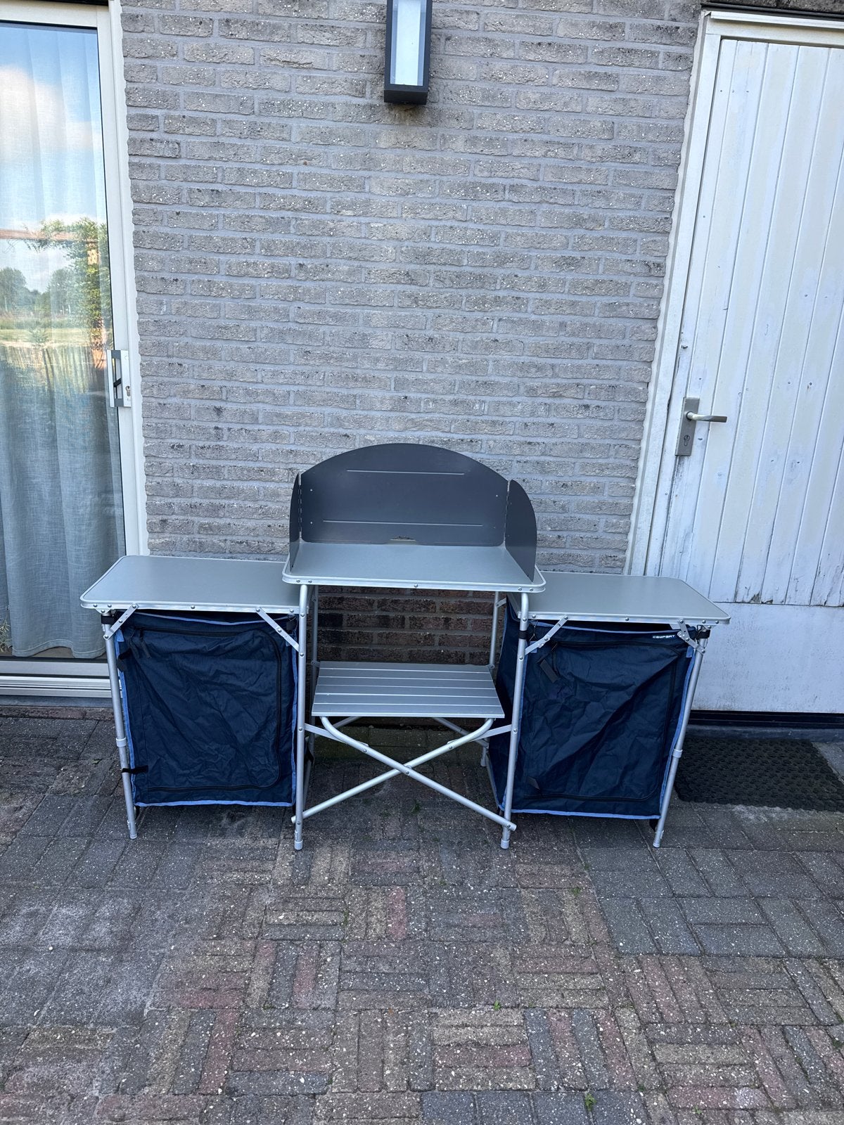 Compact campingkeukenmeubel met windscherm en opbergruimte, Caravans en Kamperen, Kampeeraccessoires, Ophalen, Zo goed als nieuw