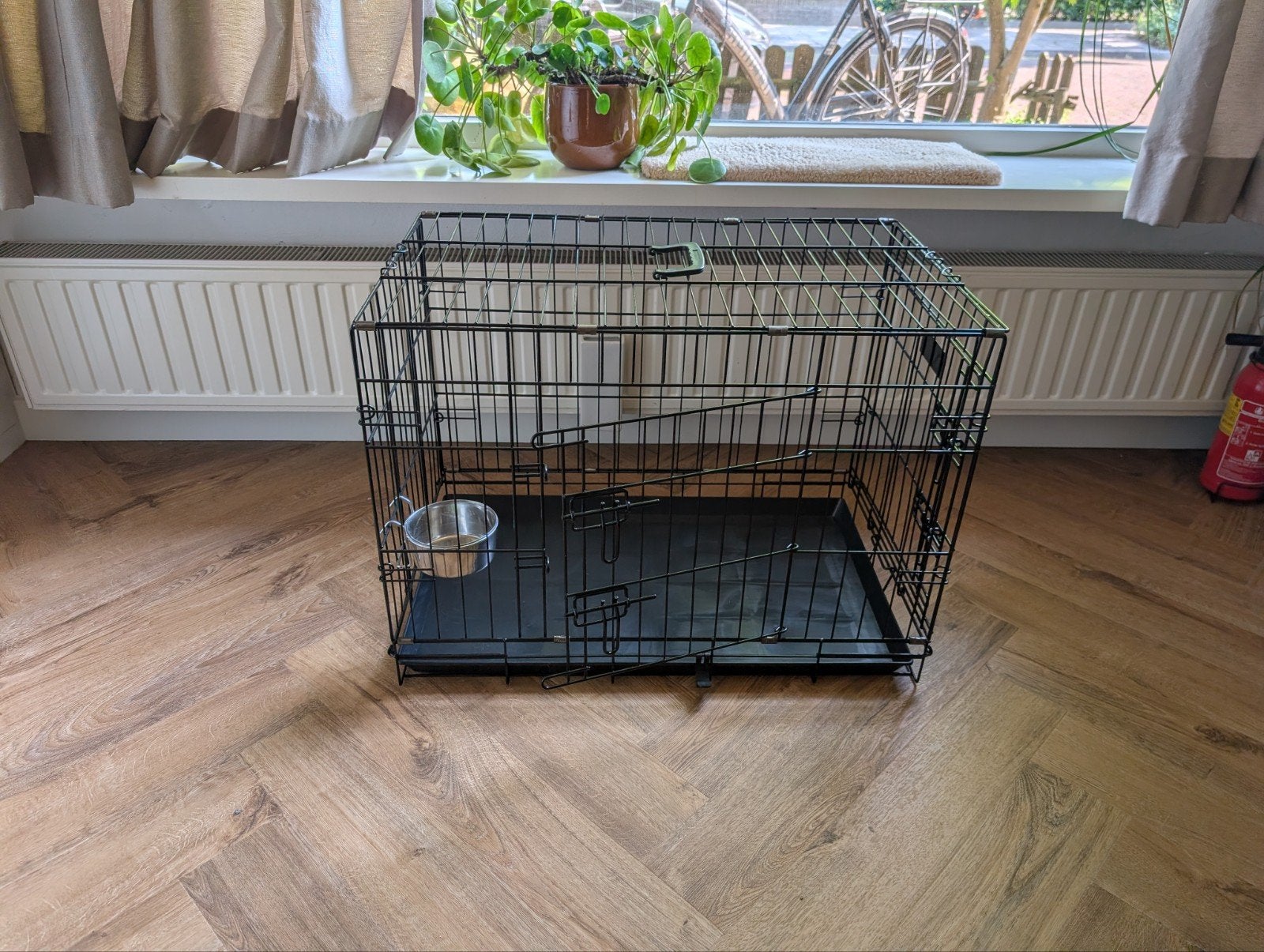 Zgan 2 deurs zwarte bench, gratis waterbakje en snuffelmat, Dieren en Toebehoren, Ophalen, Zo goed als nieuw