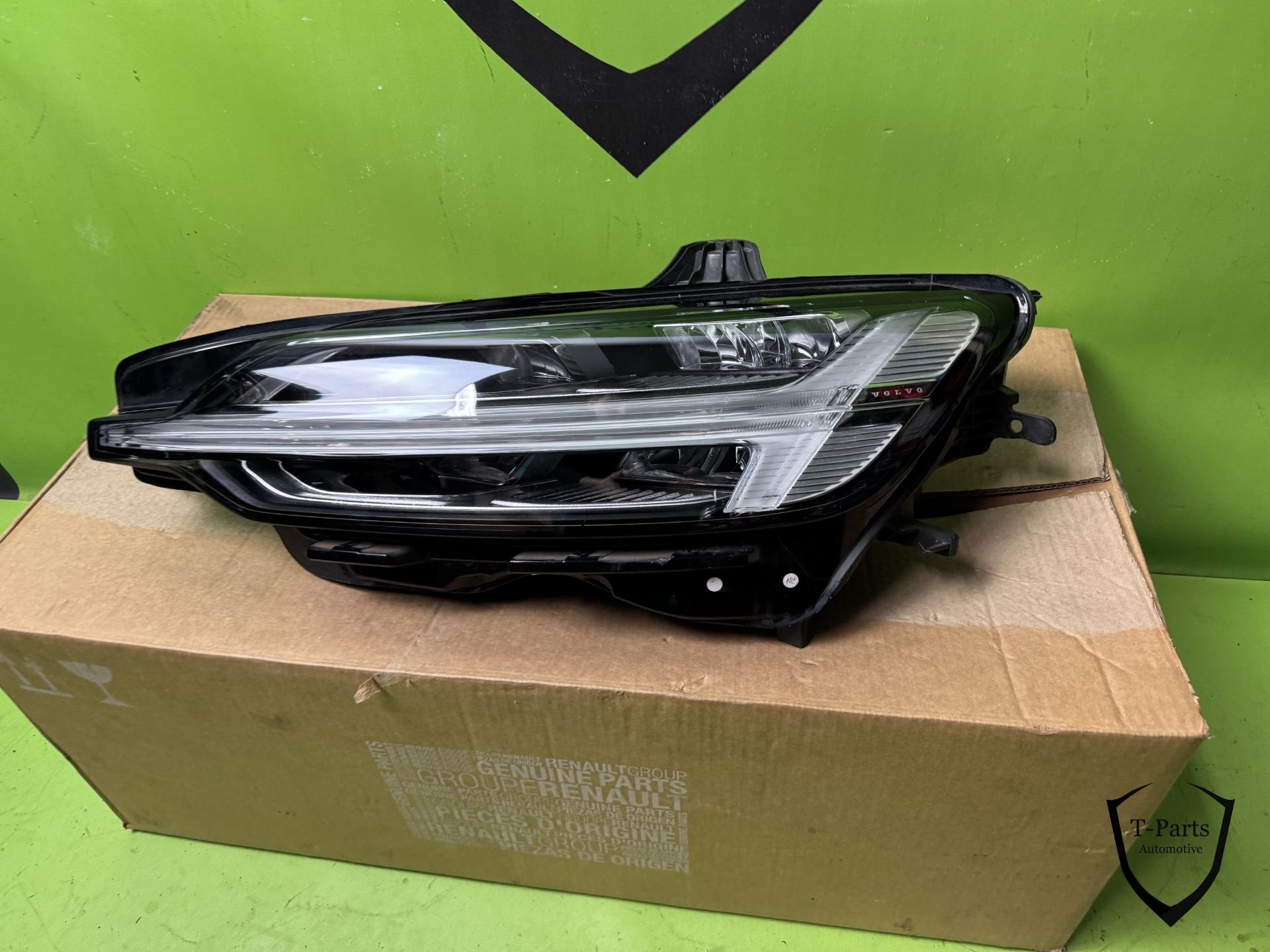 volvo S60 V60 koplamp links 32347006, Gebruikt, Gunnar Engellaus vag 8
405 31  Gothenburg, SE, Info@volvocars.com, Ophalen of Verzenden