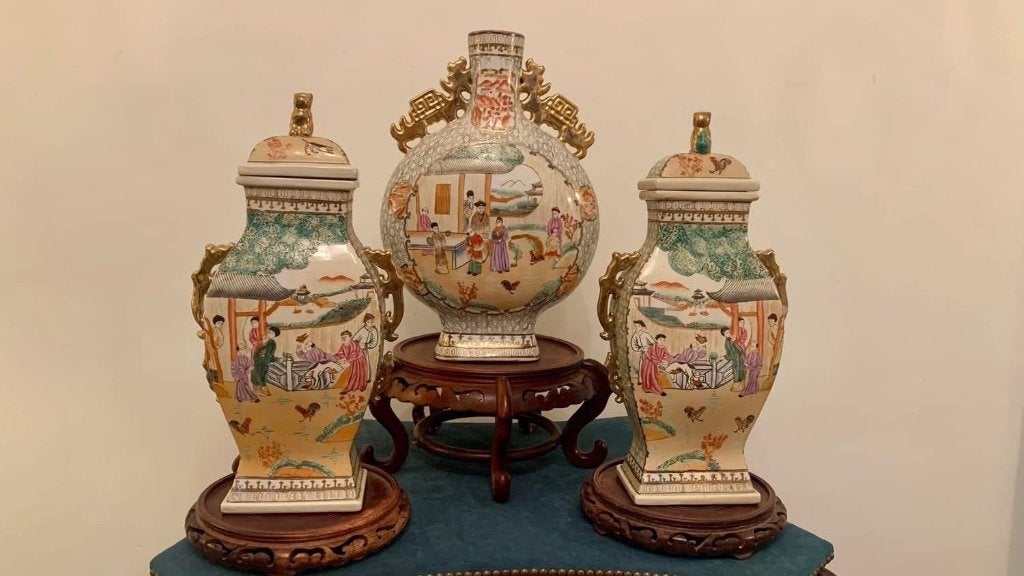 MAGNIFICENT VINTAGE CHINESE SET ONE MOON VASE WITH DRAGON, Ophalen