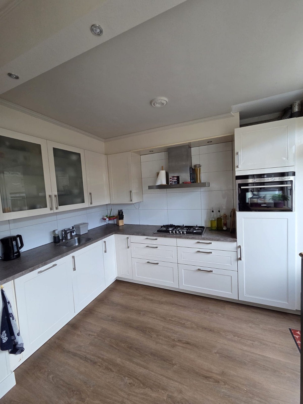 Hoekkeuken met Siemens apparatuur, Huis en Inrichting, Keuken | Complete keukens, Ophalen, Gebruikt, Wit, Hoekkeuken