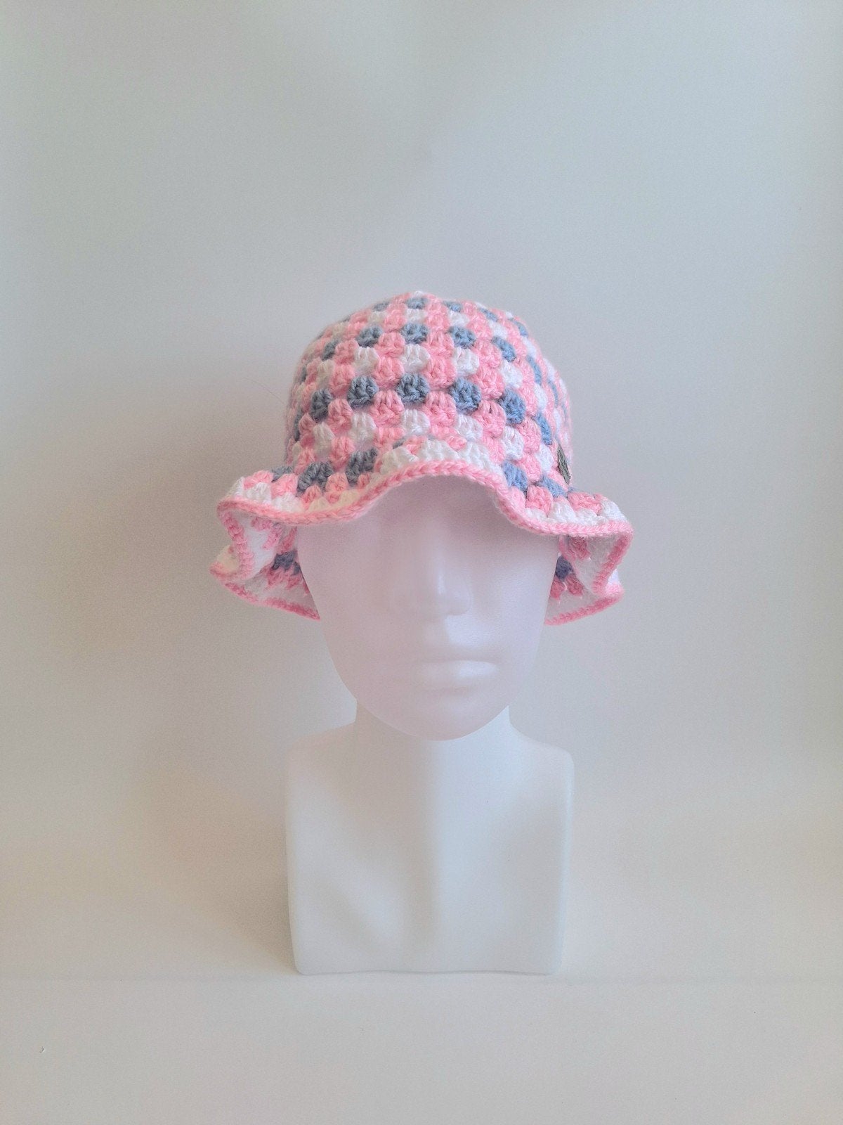 Gehaakte bucket hat/vissershoedje Pride transgender vlag, Ophalen of Verzenden, Nieuw, 56 of 57 cm (M, 7 of 7⅛ inch), Hoed
