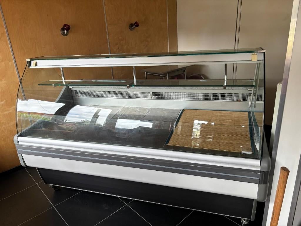 arneg gekoelde vitrine, Witgoed en Apparatuur, Koelkasten en IJskasten, 200 liter of meer, Zo goed als nieuw, Met vriesvak, 160 cm of meer