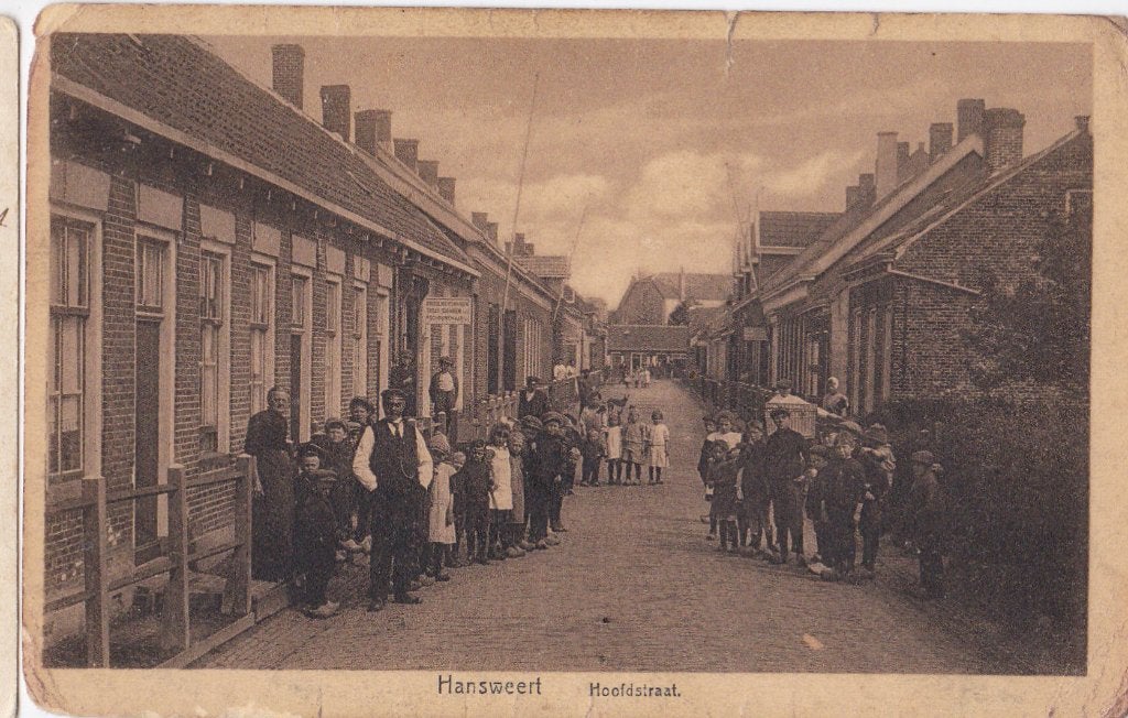hansweert hoofdstraat met drukte in straat, Ophalen of Verzenden, Voor 1920, Ongelopen, Zeeland
