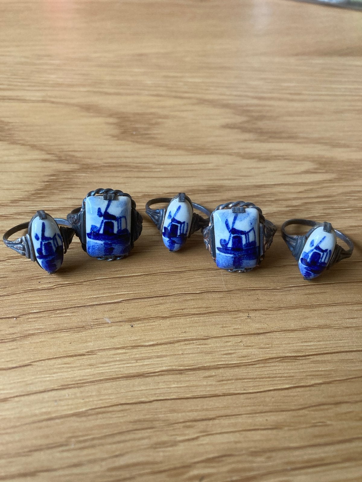 Set van 5 antieke Delftsblauwe ringen met molenmotief, Sieraden, Tassen en Uiterlijk, Ringen, Overige materialen, Gebruikt, Blauw
