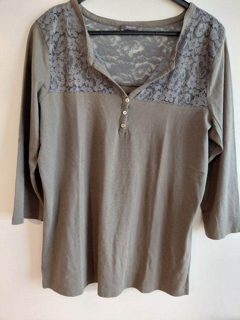 Top mtM groen met kant, Kleding | Dames, Tops, Maat 38/40 (M), Ophalen of Verzenden, Zo goed als nieuw, Korte mouw