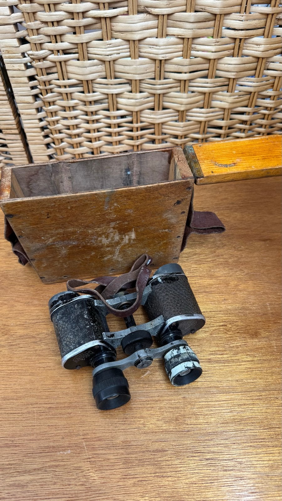 Vintage verrekijker met leren band en houten kistje, Gebruikt, Verzenden, Minder dan 8x, Porro (met knik)