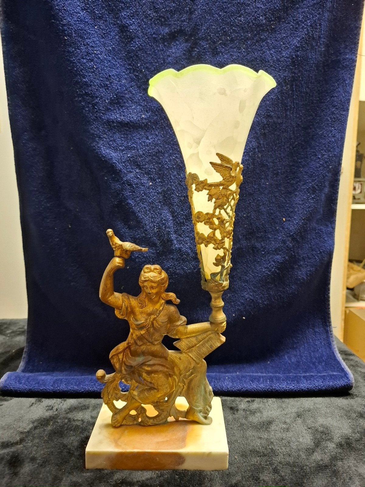 Antieke figuur met opaline vaas op marmeren voet, Ophalen of Verzenden