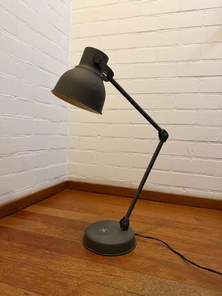 IKEA HEKTAR Bureaulamp met Draadloos Opladen (Donkergrijs), Ophalen, Gebruikt, 50 tot 75 cm, Metaal