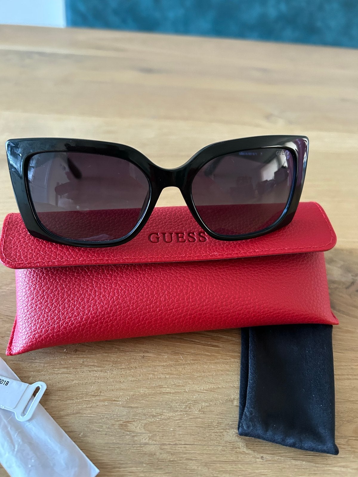 Nieuwe Guess zonnebril met etui, Sieraden, Tassen en Uiterlijk, Overige merken, Zonnebril, Zwart, Nieuw