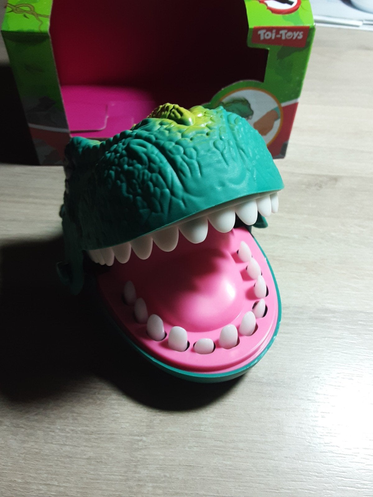 Dino Biting spel groen roze wit nieuw in doos., Ophalen of Verzenden, Nieuw