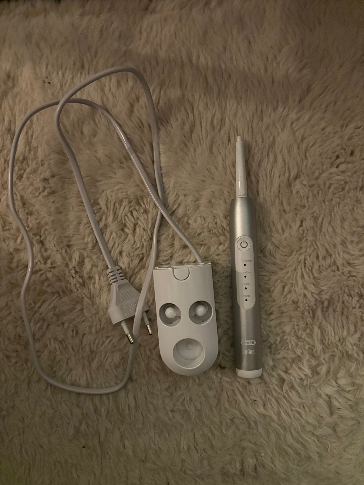 Oral-B elektrische tandenborstel met oplader, Ophalen of Verzenden, Gebruikt, Tandenborstel