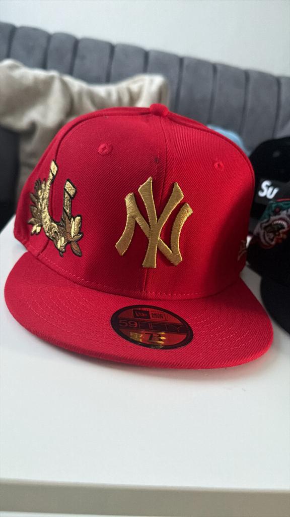 New Era NY Yankees Pet Rood met Gouden Details, Ophalen of Verzenden, Nieuw, One size fits all, Pet