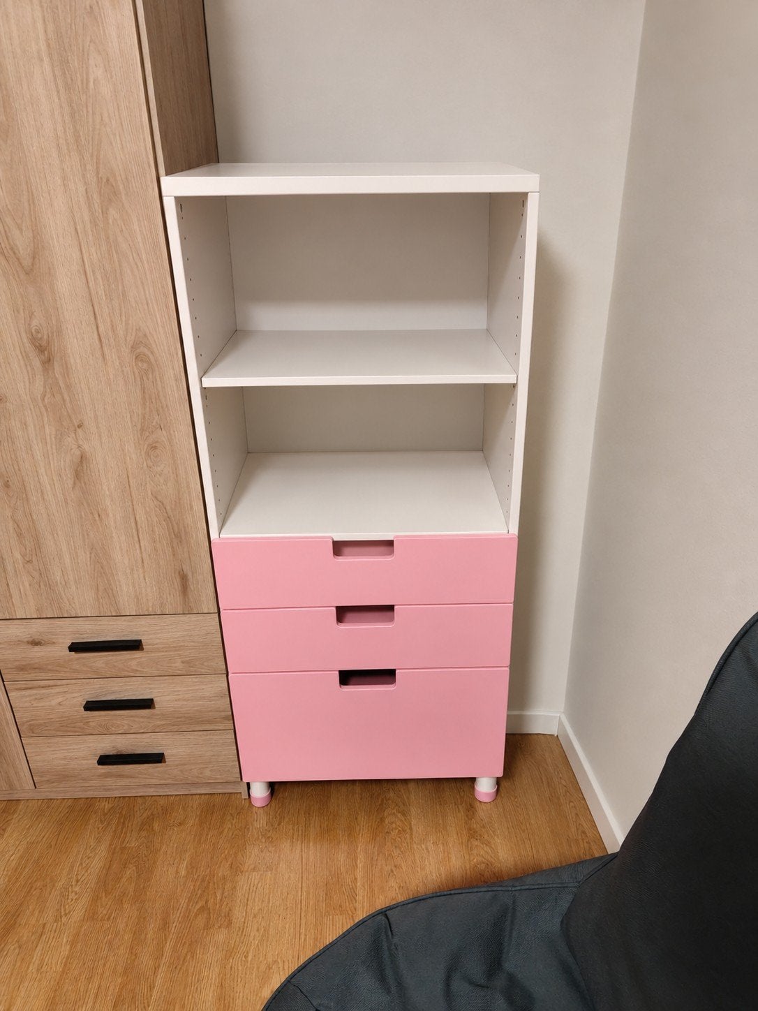 Ikea stuva Roze ladekast met open vakken - Zo goed als nieuw, Huis en Inrichting, Ophalen, Modern, Speels, 100 tot 150 cm, 50 tot 100 cm