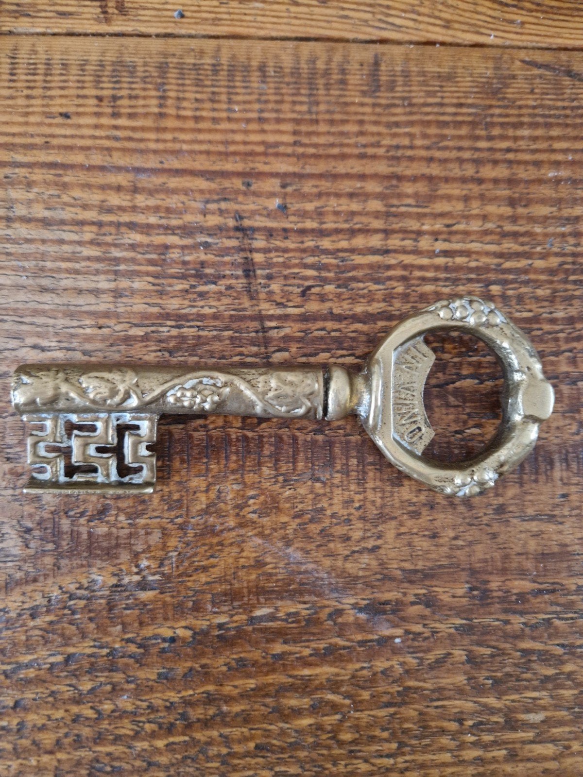 Vintage Messing Sleutel –  Flesopener (In Vino Veritas), Antiek en Kunst, Antiek | Bestek, Ophalen of Verzenden