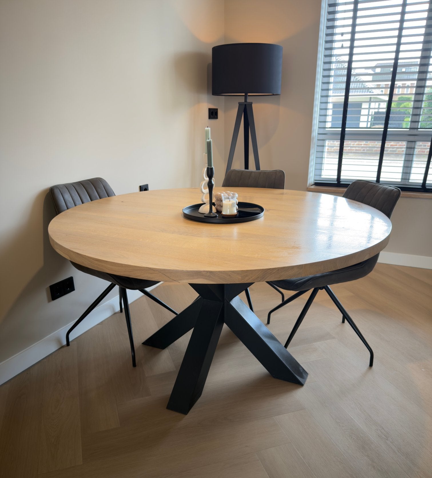 Eettafel Rond 140cm, Massief eiken, Grey wash, Staal, Ophalen, 100 tot 150 cm, Zo goed als nieuw, Vier personen