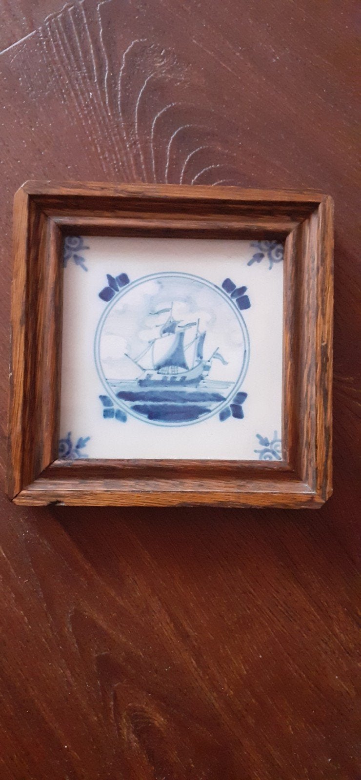 Antieke Makkum tegel met schip in houten lijst, Antiek en Kunst, Ophalen of Verzenden