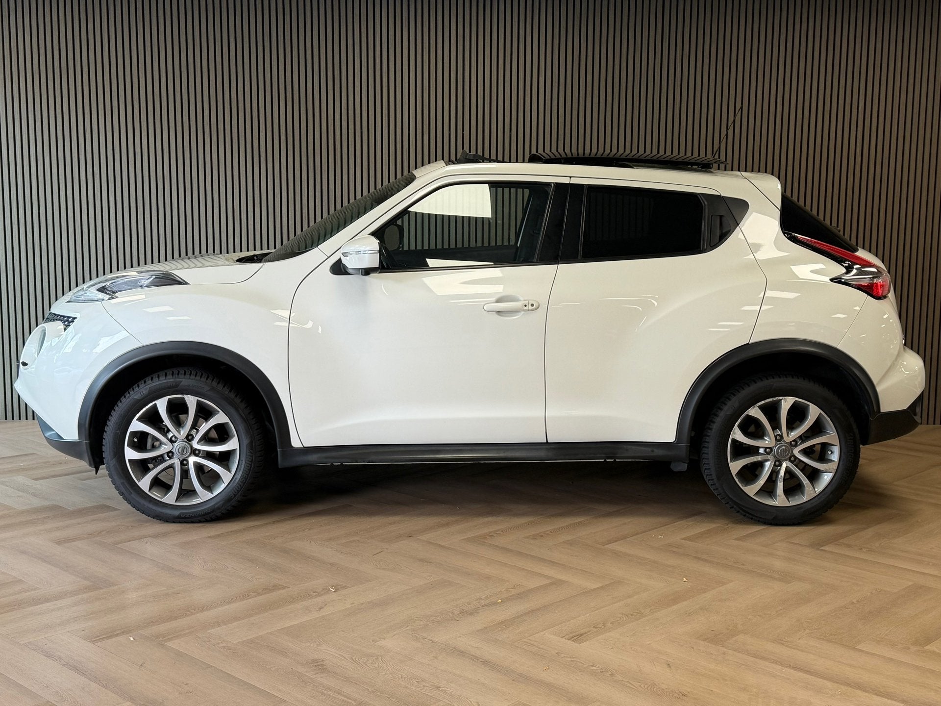 Nissan Juke 1.2 DIG-T S/S Tekna PANORAMADAK CAMERA NAVIGATIE, Auto's, Nissan, Met garantie (alle), 116 pk, Wit, Leder