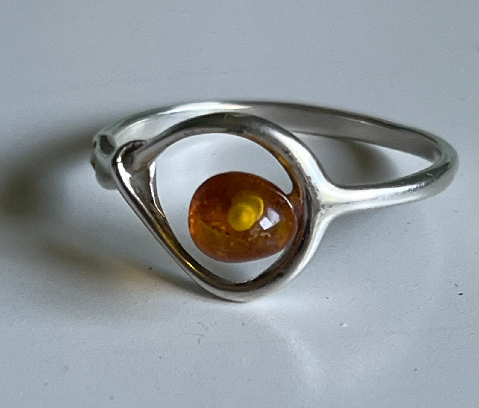Zilveren ring met Baltische amber, 20 of groter, Ophalen of Verzenden, Zo goed als nieuw, Dame
