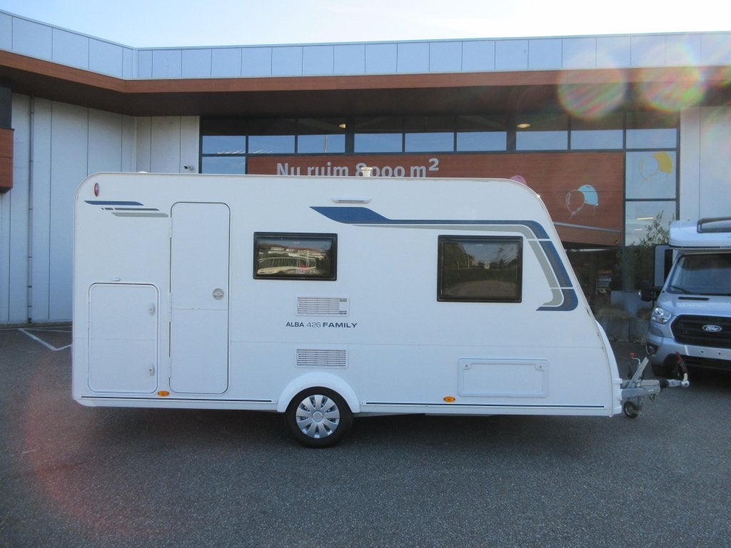 Caravelair Alba Family 426 MET DOREMA VOORTENT, Caravans en Kamperen, Caravans, Treinzit, Caravelair, Schokbreker, Dwarsbed