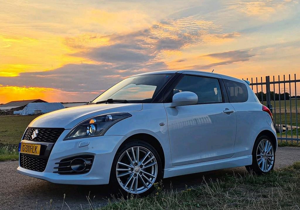 Suzuki Swift 1.6 3D Sport 2014 Wit || WEINIG KILOMETERS ||, Auto's, Suzuki, Voorwielaandrijving, Zwart, 4 cilinders, Particulier