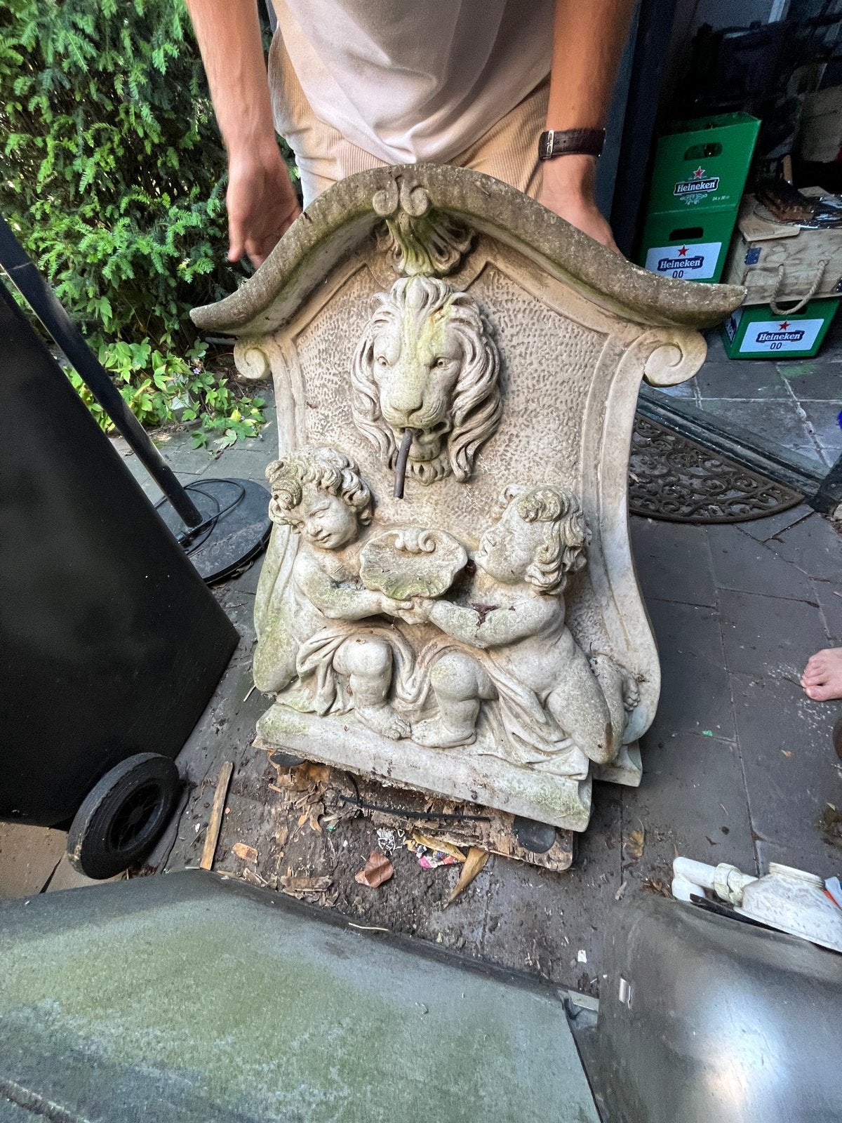 Antieke stenen waterfontein met leeuwenkop en engelen, Tuin en Terras, Ophalen, Gebruikt, Steen, Abstract beeld