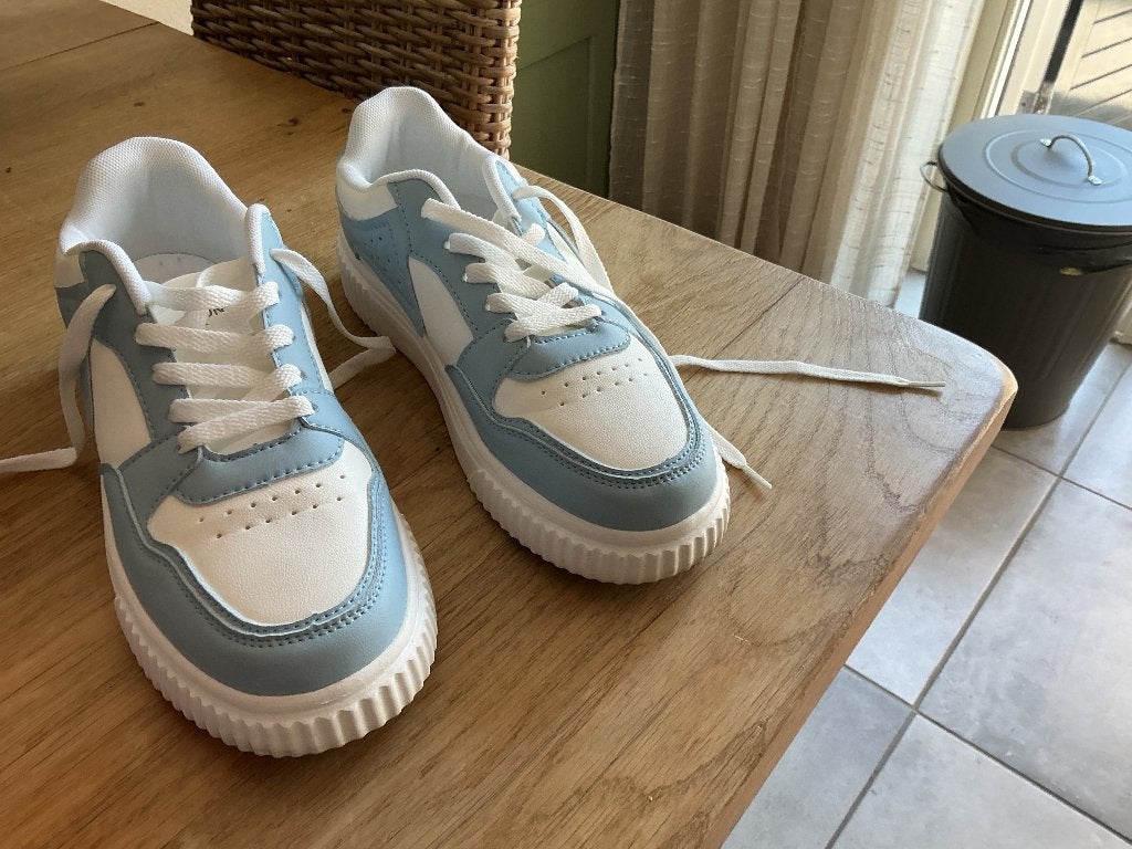 Nieuwe lichtblauwe en witte sneakers, maat 41, Kleding | Dames, Blauw, Nieuw, Ophalen of Verzenden, Sneakers of Gympen