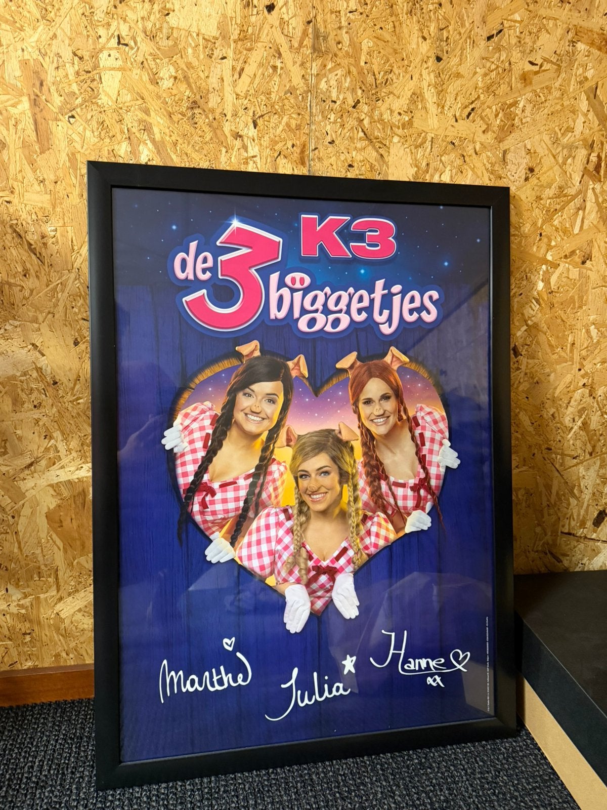K3 “De 3 Biggetjes” gesigneerde poster in lijst, Ophalen, Zo goed als nieuw, Fotolijst, Zwart