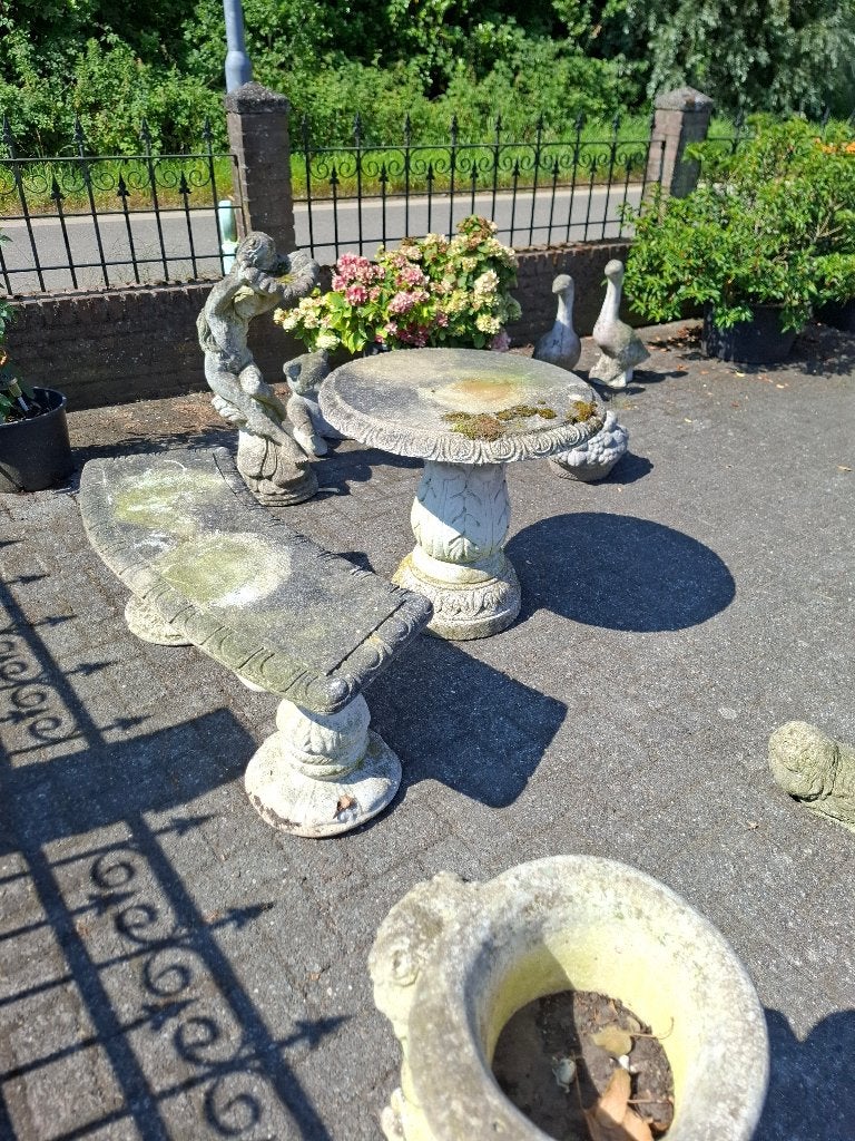 Bankje en tafel.en div beelden.voor buiten, Ophalen, Gebruikt, Overige materialen