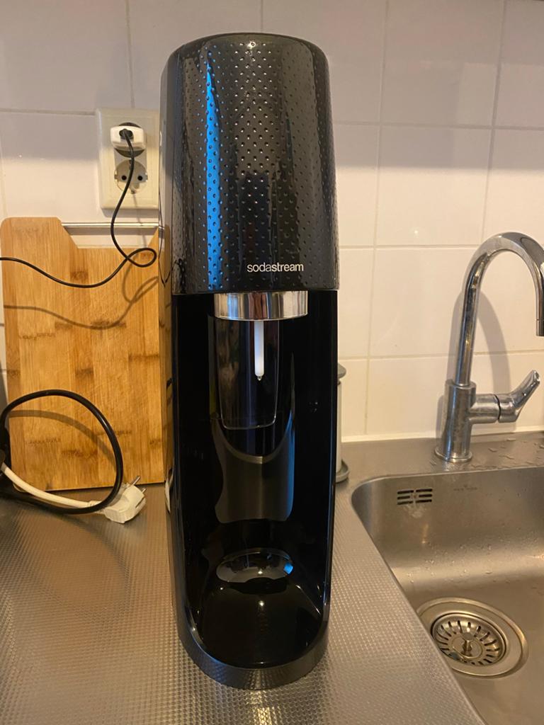 Sodastream bruiswaterapparaat - Zwart, Witgoed en Apparatuur, Ophalen of Verzenden, Zo goed als nieuw