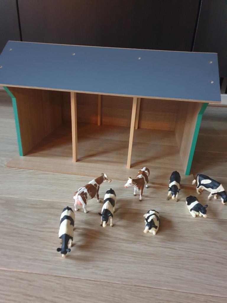 Houten speelgoedschuur met koeien - Zo goed als nieuw, Ophalen, Zo goed als nieuw, Overige typen
