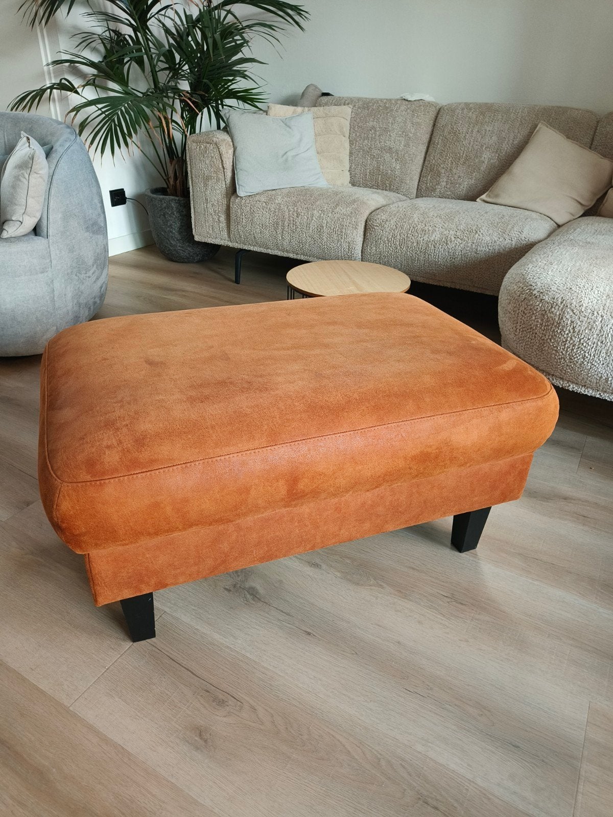 Nette suède poef/hocker, Ophalen, Zo goed als nieuw, Rond