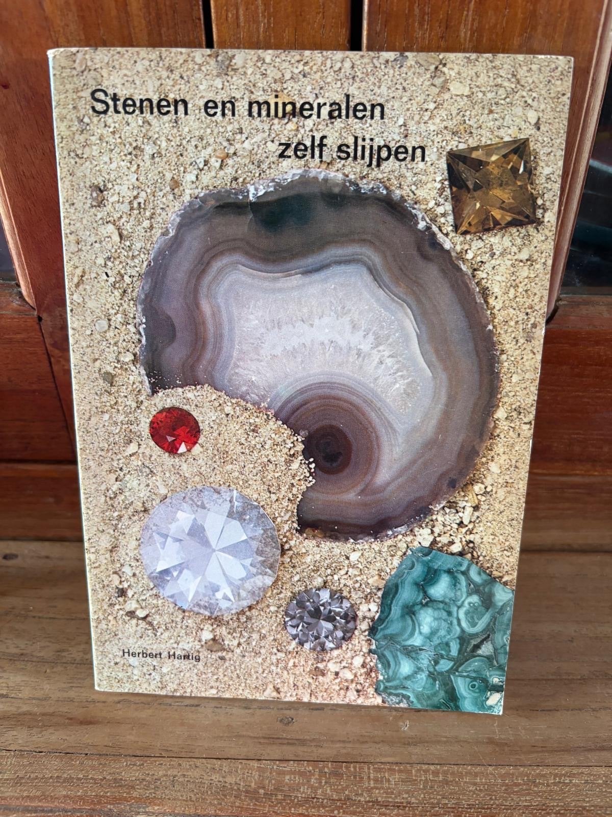 Vakboek: Stenen en mineralen zelf slijpen - Herbert Hartig, Ophalen of Verzenden, Gelezen, Sieraden maken