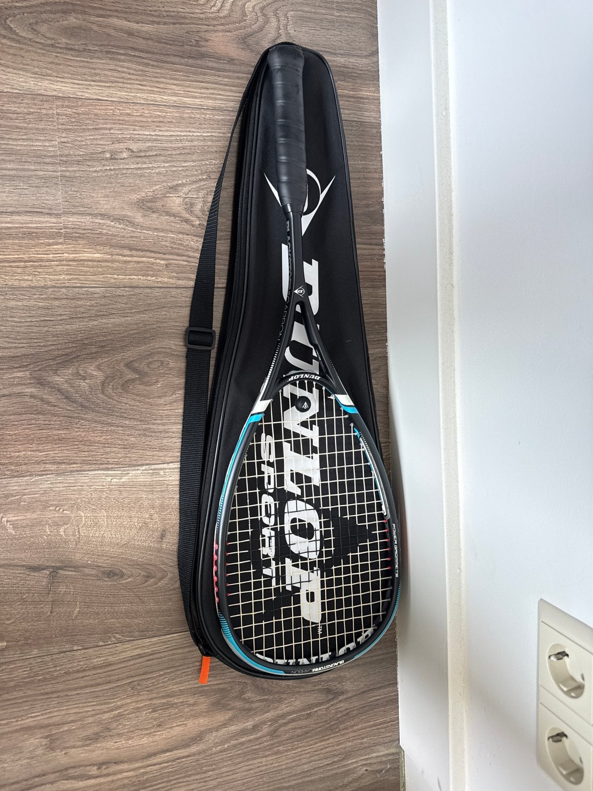 Dunlop Squash Racket met hoes - Zo goed als nieuw, Sport en Fitness, Tennis, Ophalen of Verzenden, Zo goed als nieuw, Racket, Dunlop