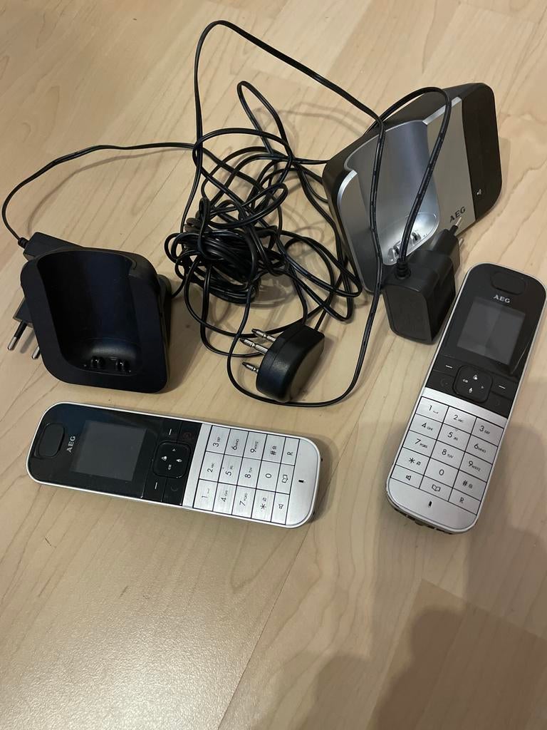 AEG draadloze telefoons met basisstation - set van 2, Ophalen, Gebruikt, 2 handsets