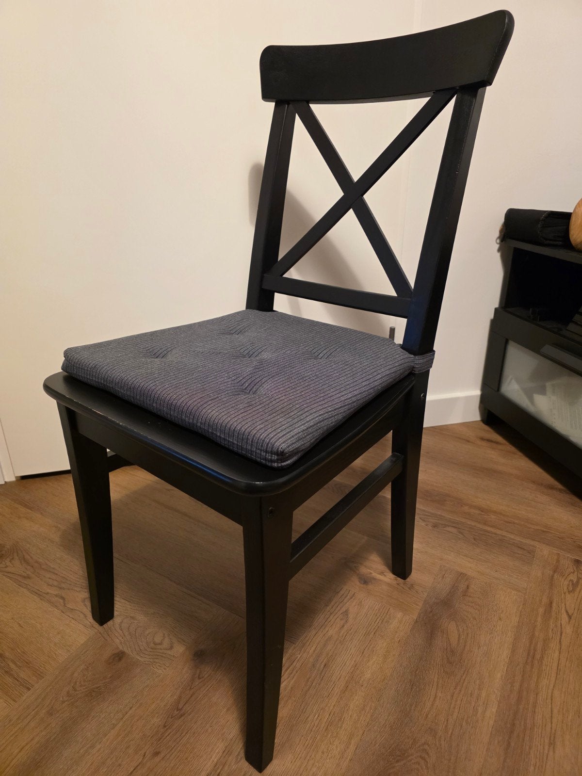 6x Zwarte IKEA INGOLF Eetkamerstoelen (Inclusief Kussens), Ophalen, Zwart, Zo goed als nieuw, Vijf, Zes of meer stoelen