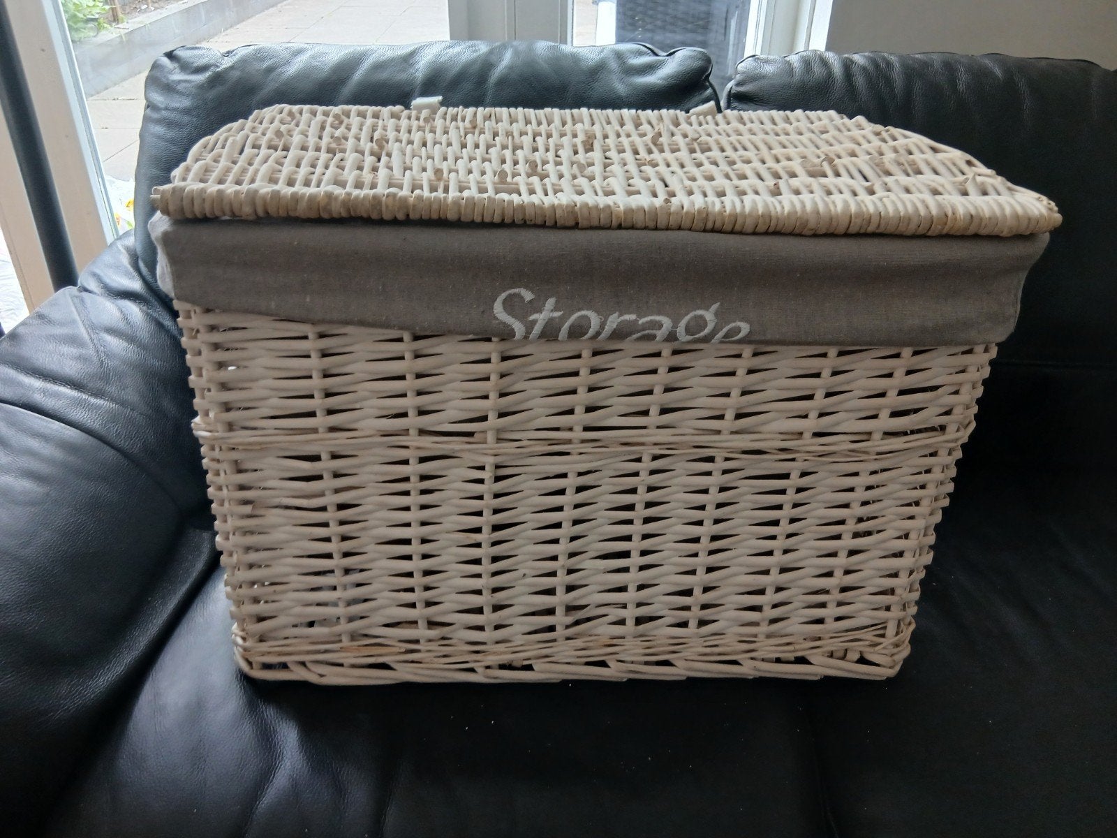 Witte rieten opbergmand met deksel en stoffen voering, Overige materialen, Minder dan 50 cm, Gebruikt, 50 tot 100 cm