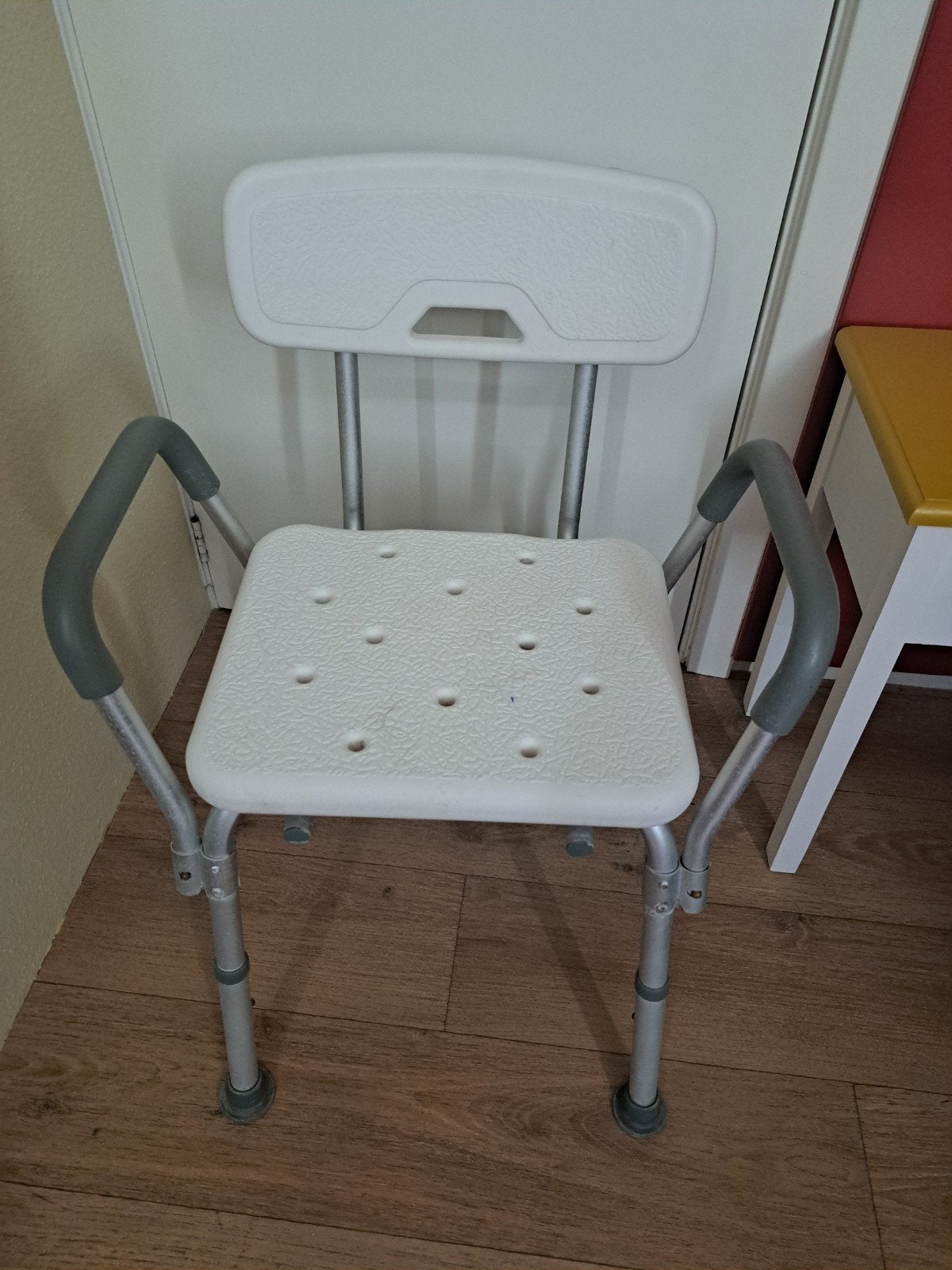 Goeie douchestoel met wat kalkaanslag, Ophalen