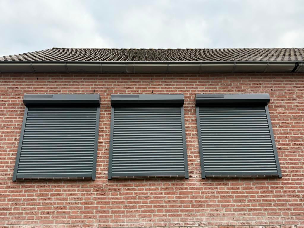 5 Rolluiken met zonnepaneel, Doe-het-zelf en Verbouw, Rolluiken, Ophalen, 100 tot 150 cm, 100 tot 150 cm, Zo goed als nieuw
