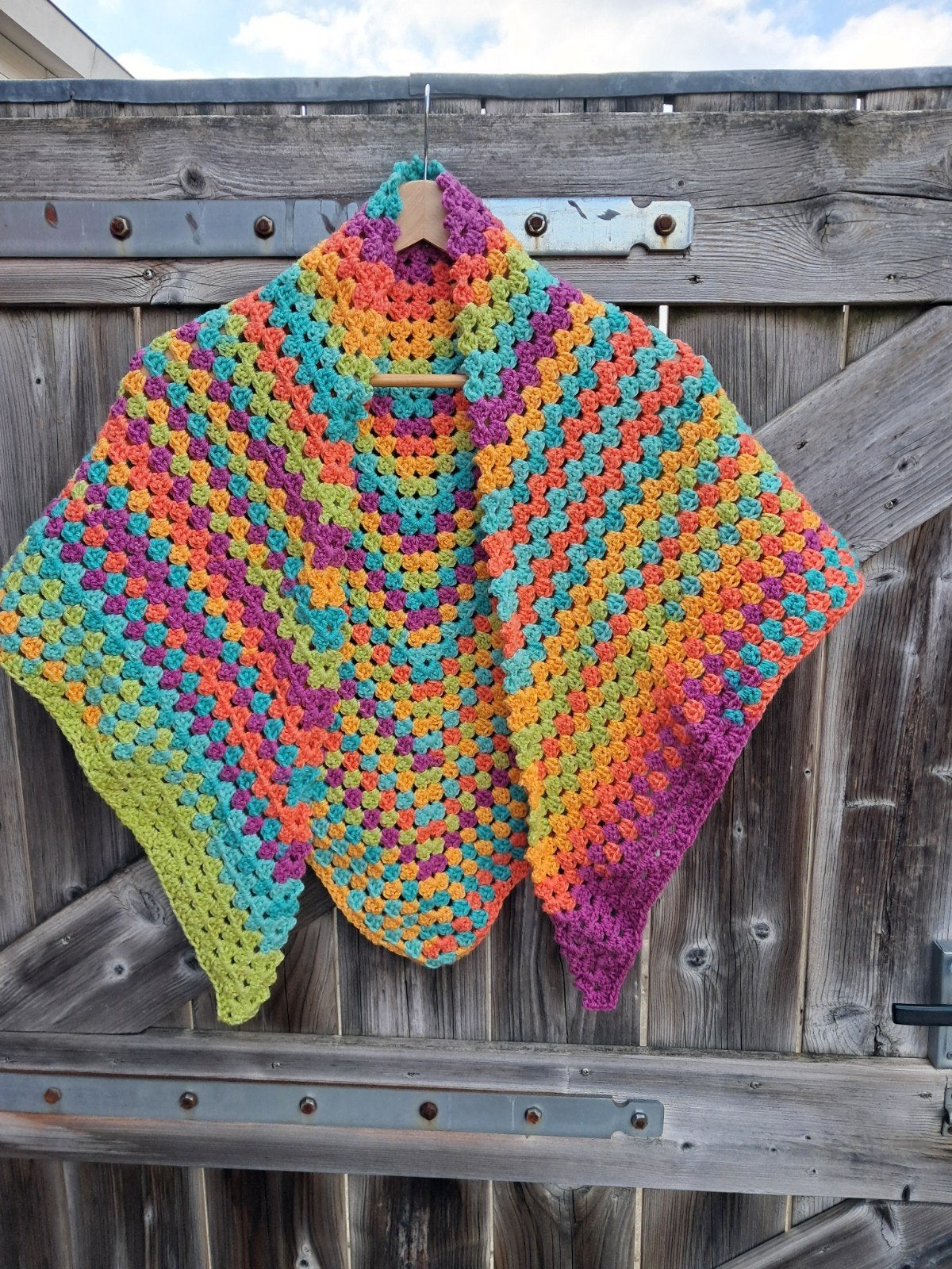 Handgemaakte gehaakte omslagdoek in vrolijke kleuren, Handgemaakt, Ophalen of Verzenden, Zo goed als nieuw