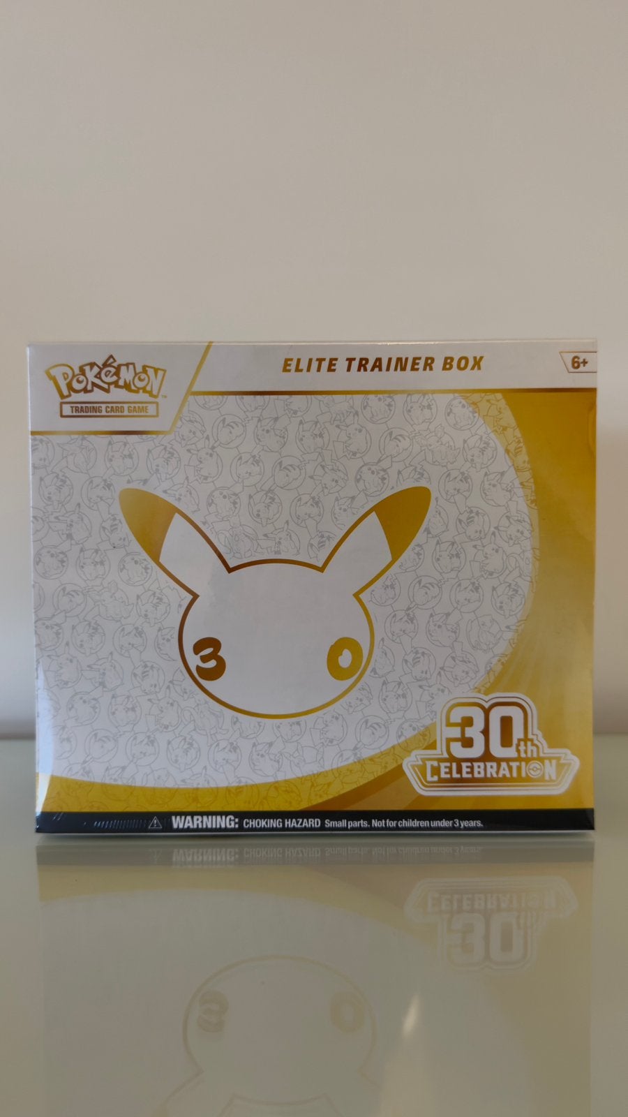 Pokémon 30th Celebration Elite Trainer Box, Hobby en Vrije tijd, Ophalen of Verzenden, Nieuw, Boosterbox, Foil