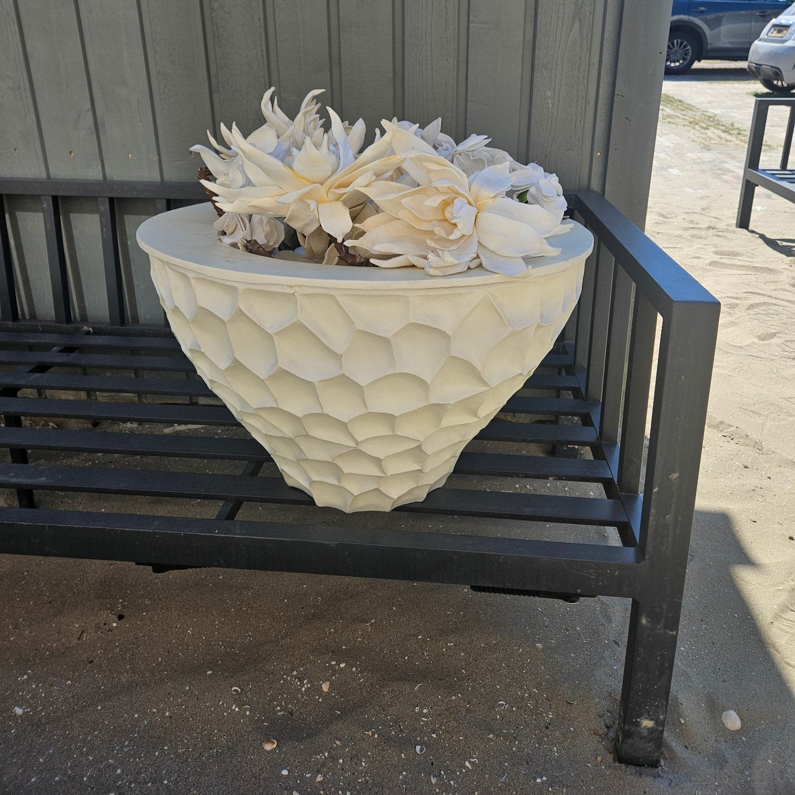Grote witte kunststof vaas met kunstbloemen, Ophalen, Kunststof, Wit, Met patroon/structuur