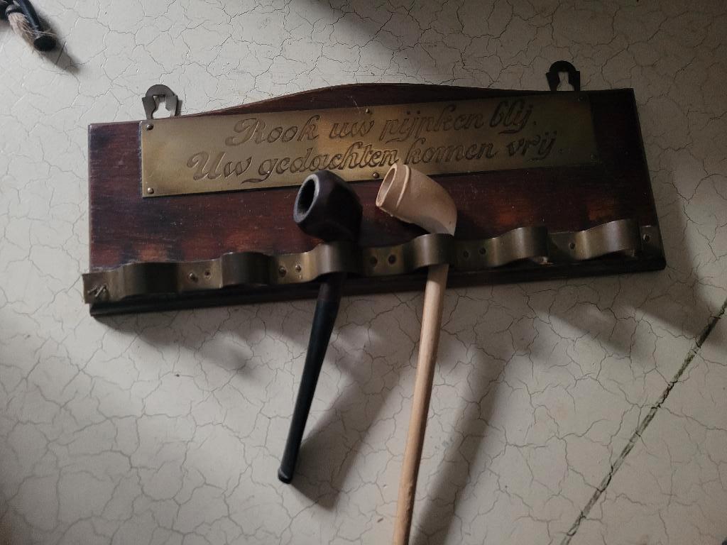 Zeer oud pijpenrek met 2 pijpen, 1 is meerschuim, Heikant 21 Kaatsheuvel, Gebruikt, Belle Vieille Brocante, Ophalen of Verzenden