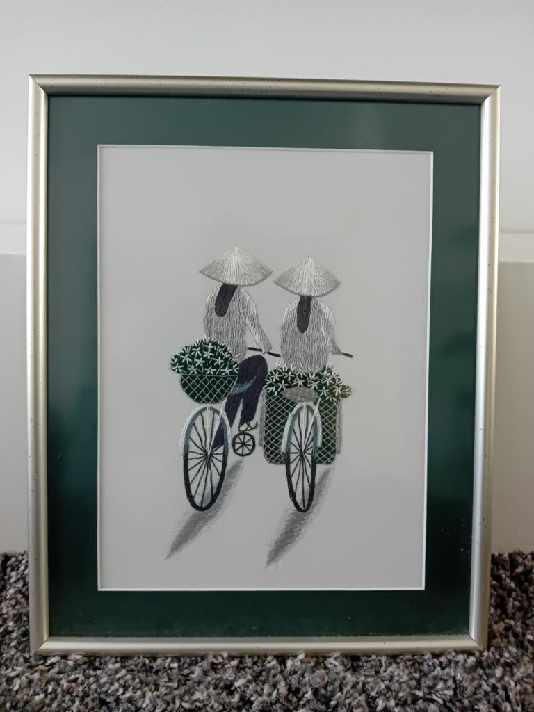 Vietnamees geborduurd schilderij - Fietsers met bloemen, Antiek en Kunst, Ophalen of Verzenden