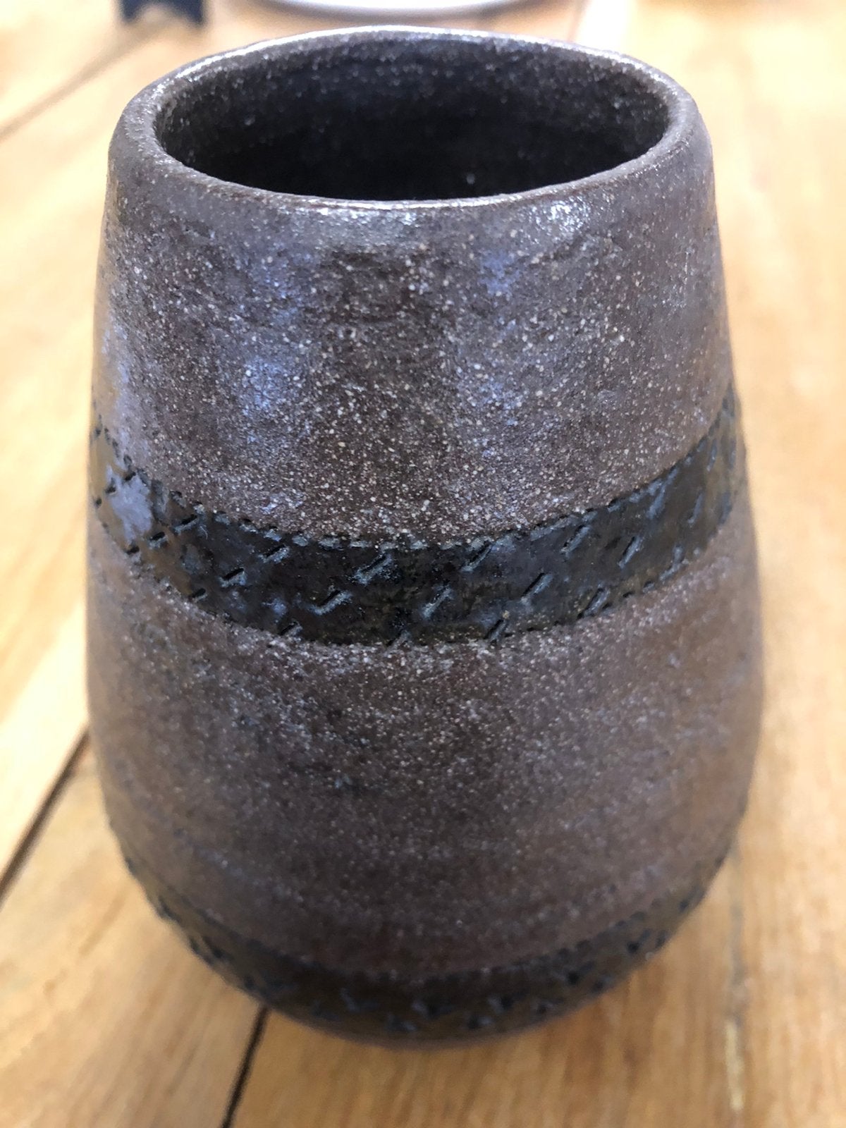 Vintage bruin aardewerken zwaar vaasje 12,5 cm hoog, Ophalen of Verzenden